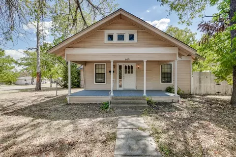 609 E Lampasas St, Ennis, TX 75119