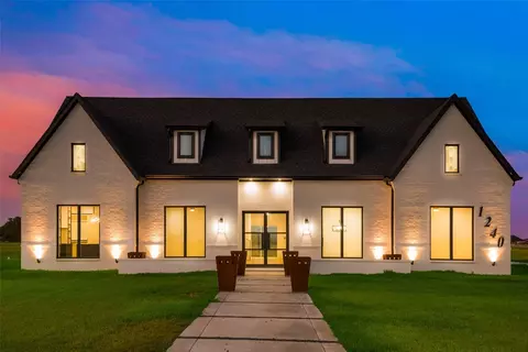 1240 Deerfield Dr, Wills Point, TX 75169
