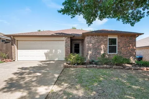 112 N Buffalo Grove Rd, Fort Worth, TX 76108