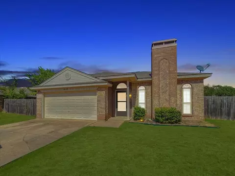 910 Canary Ln, Mansfield, TX 76063
