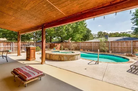 2911 Columbine Dr, Grapevine, TX 76051