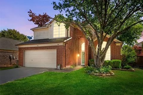 900 Winston Dr, Euless, TX 76039