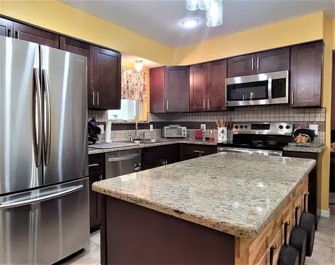 523 Lynnewood Ave, Burleson, TX 76028