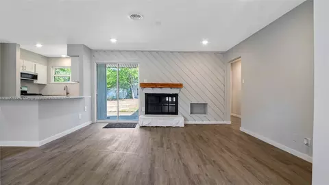 303 E Huitt Ln, Euless, TX 76040 photo 4