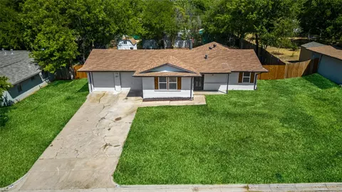 303 E Huitt Ln, Euless, TX 76040 photo 2