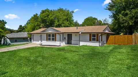 303 E Huitt Ln, Euless, TX 76040