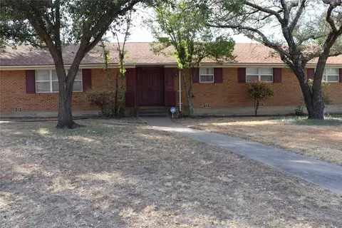 1202 Greenbriar Ln, Cleburne, TX 76033
