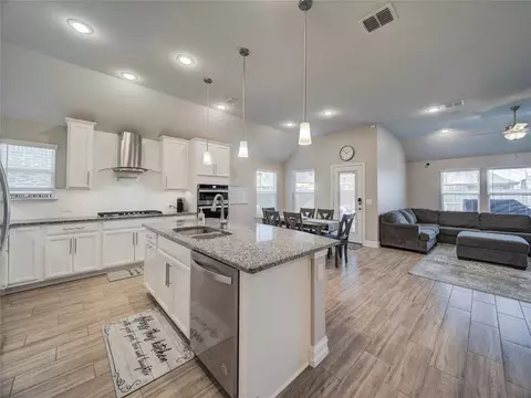 1064 Pinnacle Breeze Dr, Haslet, TX 76052