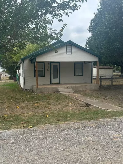 307 N Mill St, Savoy, TX 75479