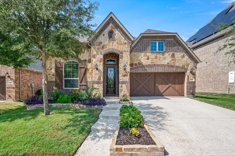 909 Red Deer Dr, Euless, TX 76039