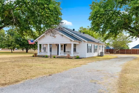 1101 Yarbrough St, Pilot Point, TX 76258