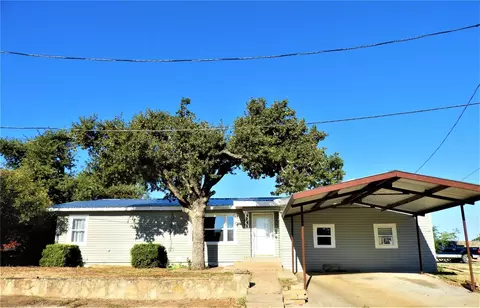 535 N 9th St, Jacksboro, TX 76458