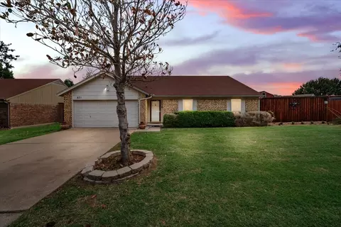 831 Woodcrest Dr, Grand Prairie, TX 75052
