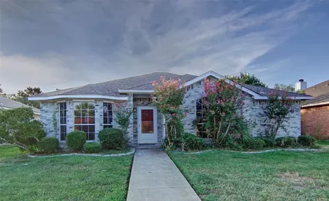2112 Emerald Oaks Dr, Mesquite, TX 75181