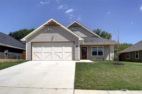 211 Clover Cir, Weatherford, TX 76086
