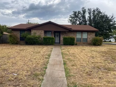 621 Barkridge Trl, Burleson, TX 76028