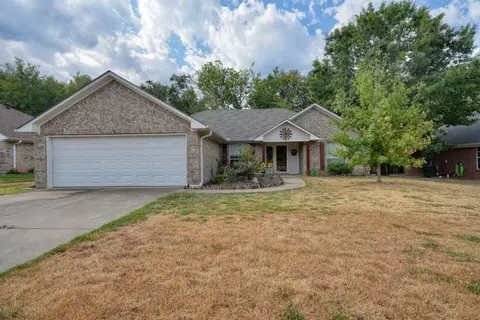 407 Husky Dr, Lindale, TX 75771