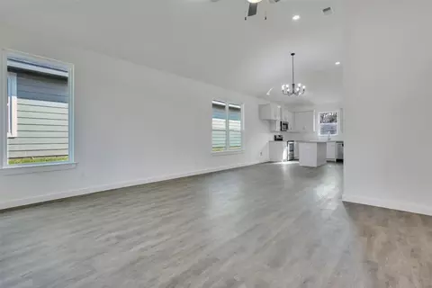 608 E Texas St, Denison, TX 75021 photo 2