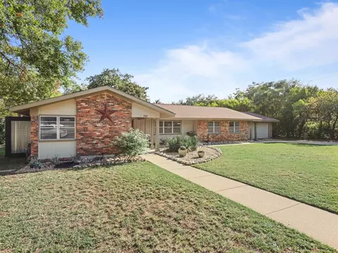 537 Elm St, Hurst, TX 76053