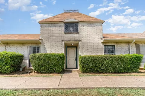10 W Townhouse Ln, Grand Prairie, TX 75052