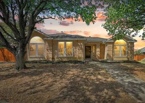 810 Azalia Dr, Lewisville, TX 75067