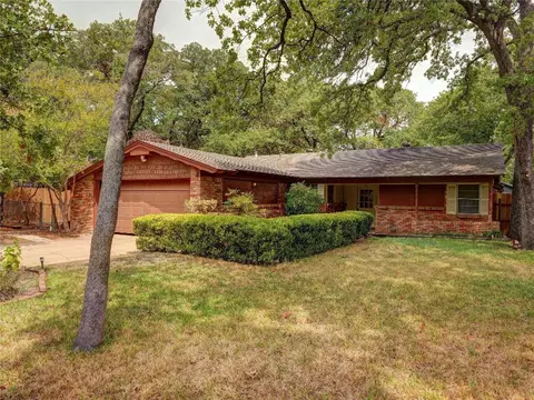 624 Post Oak Dr, Hurst, TX 76053