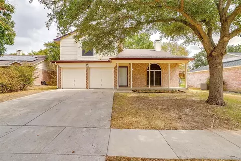 7113 Royal Oak Dr, Benbrook, TX 76126