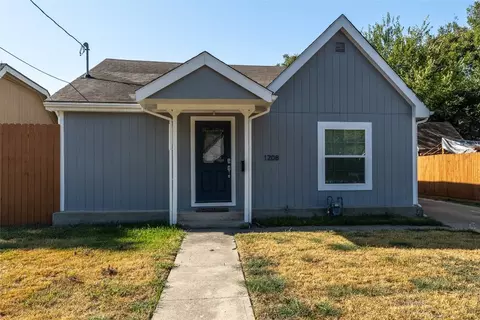 1208 E Garnett St, Gainesville, TX 76240
