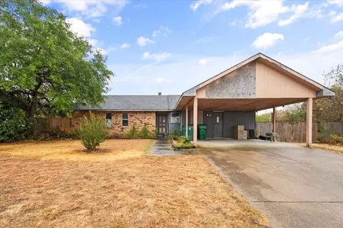 210 Lakewood Dr, Waxahachie, TX 75165