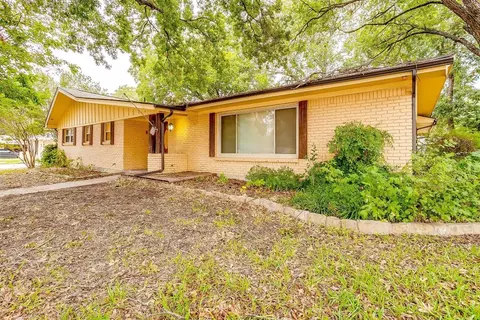 1300 Sproles Dr, Benbrook, TX 76126
