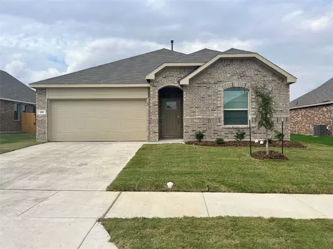 916 High Noon Dr, Fort Worth, TX 76052