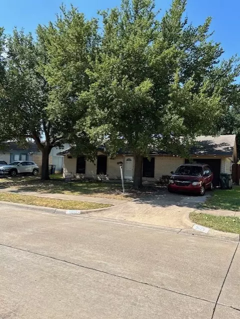 5029 Stagecoach Ln, Garland, TX 75043
