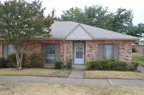 37 W Townhouse Ln #20, Grand Prairie, TX 75052