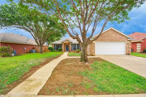 121 Blue Wood Dr, Saginaw, TX 76179