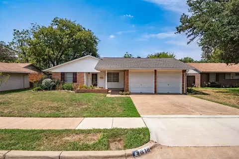 818 Ravenwood Dr, Arlington, TX 76013