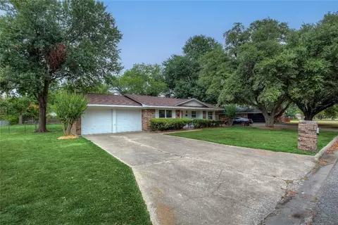 1306 Tanglewood Dr, Commerce, TX 75428 photo 2