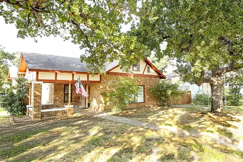 600 W Pecan St, Bowie, TX 76230