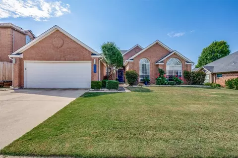 6720 Dogwood Ln, North Richland Hills, TX 76182