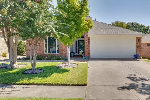 911 Summerbrook Dr, Euless, TX 76040