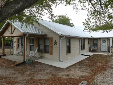 221 N Bluff St, Montague, TX 76251