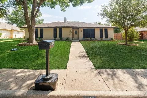 1010 Gracelane Dr, Desoto, TX 75115