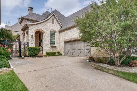820 Ontzlake Dr, Lewisville, TX 75056