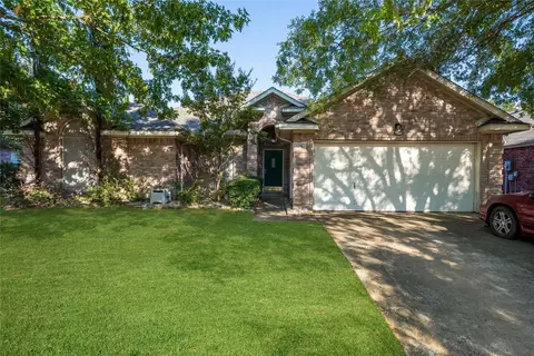 2614 Stone Creek Ln, Corinth, TX 76210