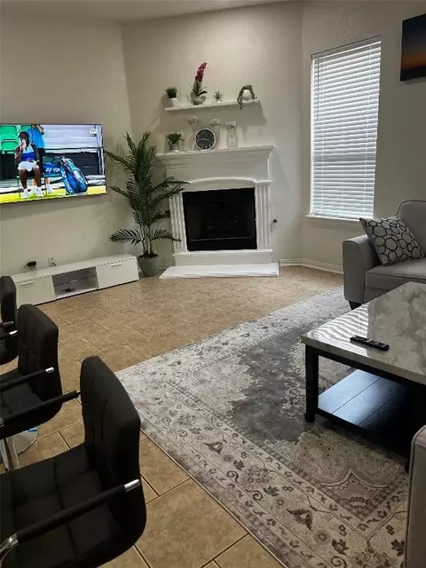 800 Chase Cir, Hurst, TX 76053