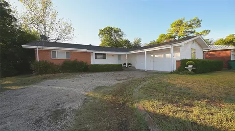 1207 N Matthews St, Bowie, TX 76230