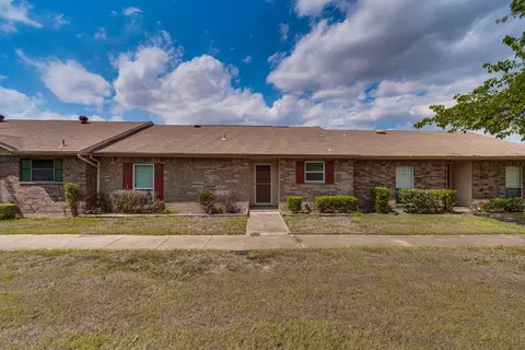 24 E Townhouse Ln, Grand Prairie, TX 75052