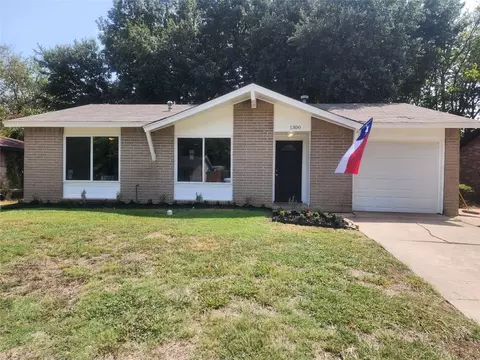 1300 Rosewood Ln, Arlington, TX 76010
