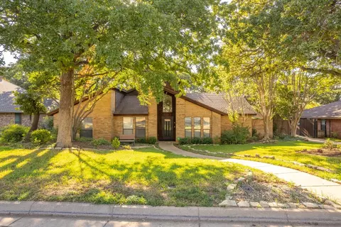2612 Keystone Dr, Arlington, TX 76006