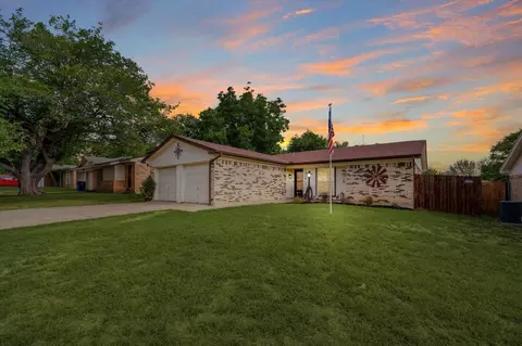 516 NW Jayellen Ave, Burleson, TX 76028