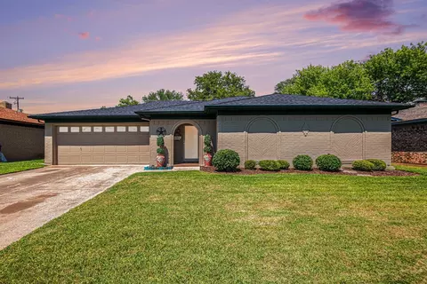 716 Barkridge Trl, Burleson, TX 76028